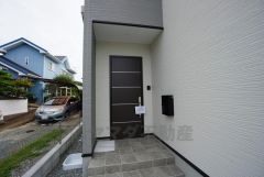 家の顔となる玄関扉がかっこいいと、たくさんの人を招き入れたくなりますね＾＾奥まって設置されており、雨にも濡れにくくなっています。