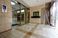 エントランス内に管理人室があると、不審者の侵入防止につながります。さらにオートロック付きで、防犯性アップ。