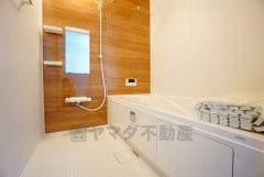 1日の疲れを癒すくつろぎのバスルーム。足を伸ばしてもゆったりと入れるサイズです。お子様と一緒にお風呂に入っても狭くないですね^^