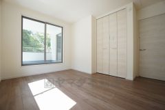 同仕様写真。住む人のこだわりを活かす洋室＾＾広めのクローゼットもあり荷物もすっきり片付けられ、ゆとりのある暮らしが出来ます＾＾