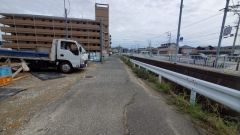 現地（2025年9月10日）撮影。住人以外の車の進入も少なく、小さなお子様を持つご家庭にも安心です。