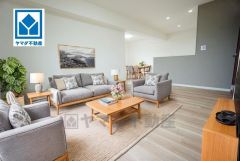 家具はイメージです。大きな窓のあるリビングは、陽光あふれる明るい空間です。居心地良く、ご家族皆がゆったり寛げる憩いの空間となりそうです。