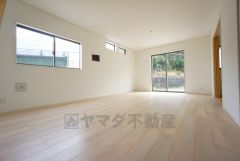 大きな窓のあるリビングは、陽光あふれる明るい空間です。居心地良く、ご家族皆がゆったり寛げる憩いの空間となりそうです。