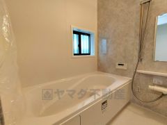 広々1坪タイプの浴槽ユニットでゆったりくつろげるバスルーム。窓、浴室乾燥機付きで換気・雨の日の洗濯もばっちり＾＾