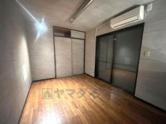 住む人のこだわりを活かす洋室。日当たりがよく、寝室としての利用もおすすめ。広めの押入には荷物をすっきり片付けられ、ゆとりのある暮らしが出来ます＾＾