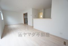 リビングは広々とした設計で、家族が集い、寛ぐ暮らしの空間を演出しています。