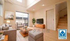 家具はイメージです。大きな窓のあるリビングは、陽光あふれる明るい空間です。居心地良く、ご家族皆がゆったり寛げる憩いの空間となりそうです。