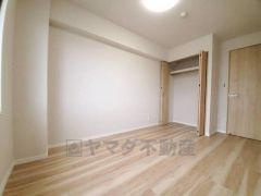 暖かい日差しが差し込む洋室。たっぷり収納できるクローゼット付きでお部屋の中をすっきりと快適に保てます。