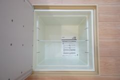 同仕様写真。キッチンにある床下収納は、居住スペースを減らさずに買い置きの調味料や非常食などを保管することができます。