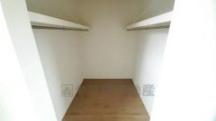 主寝室には大型のウォークインクローゼット付き。