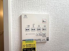 雨の日の洗濯も安心できる浴室暖房乾燥機付き浴室。リモコンで操作もボタン1つで簡単。
