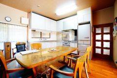 キッチンでの作業性を兼ね備え、家族の笑顔あふれる団らんのひと時をお過ごしいただける設計になっています。