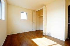 住む人のこだわりを活かす洋室。日当たりがよく、寝室としての利用もおすすめ。広めのクローゼットには荷物をすっきり片付けられ、ゆとりのある暮らしが出来ます＾＾