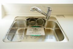 広々とした凸型シンクに洗剤ポケットを標準装備。大きなお鍋など洗いやすいです。