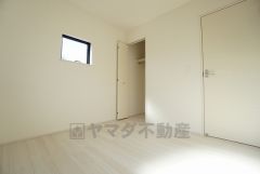 同仕様写真。暖かい日差しが差し込む洋室。たっぷり収納できるクローゼット付きでお部屋の中をすっきりと快適に保てます。