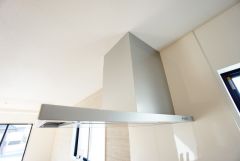 風量が弱・強と切替え可能なレンジフードが調理中の煙をしっかり吸い込みます。手元を照らすライト付きです。