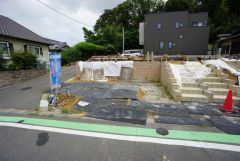 現地（2026年9月7日）撮影。駐車スペースはゆとりある2台分を確保。マイカー用に、お客さま用に、余裕を持ってご利用いただけます。