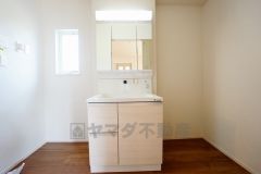 三面鏡裏収納付き洗面化粧台です＾＾ 歯磨きセットやスキンケア用品などの収納に便利ですね。 生活感も隠すことができ、来客時にも安心です。