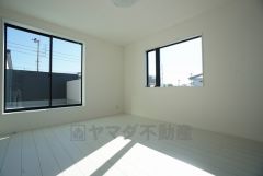 寛ぎの時間を紡ぎだす主寝室は、大型ベッドを置いても余裕の広さを確保しています。