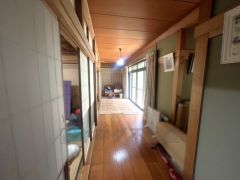 広エン。イスとテーブルを置いてオープンテラスとしても楽しめます。プライバシーを守りながら豊かな時を過ごせる空間です。