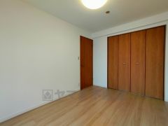 住む人のこだわりを活かす洋室。日当たりがよく、寝室としての利用もおすすめ。広めのクローゼットには荷物をすっきり片付けられ、ゆとりのある暮らしが出来ます＾＾