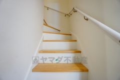 同仕様写真。リビング内に階段があれば、転倒する可能性のある子どもやお年寄りの階段の上り下りを見守ることができ、子育てや介護がしやすくなりますね。