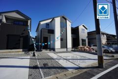 周辺は落ち着いた住宅街＾＾10年間の瑕疵保証が付いた安心の新築戸建。最新の設備で気持ちの良い新生活を送りませんか。毎日のお料理やバスタイムが楽しみになりますね。