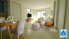 家具はイメージです。大きな窓のあるリビングは、陽光あふれる明るい空間です。居心地良く、ご家族皆がゆったり寛げる憩いの空間となりそうです。