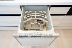 食事の後の手間を解消する食器洗い乾燥機を標準装備。手洗いよりも断然節約でき、節水で自然にもやさしいです。