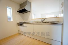 対面式カウンターキッチンからはお子様の様子が見守れます。ダイニングへの配膳や調理の時便利なカウンター付き。