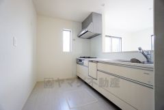 カウンタートップは耐熱性に優れており、日ごろのお掃除もふき取るだけでＯＫ。ステンレスシンクも簡単にお掃除できますよ。