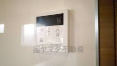 キッチン横からボタンひとつで操作が楽々。