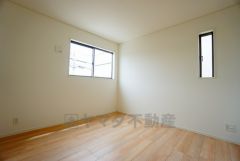 ご夫婦お二人のプライベートシーンを演出する寝室は、大容量のウォークインクローゼット付き。