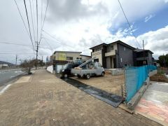 前面道路は広く、車同士がすれ違うスペースが十分にあります。落ち着いた住宅地内で快適な生活を実現してみませんか＾＾