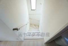 小さなお子様やご高齢の方でも安心できる、手すり付き階段。段差も低めで設定されており、安全性にも優れています。