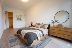 家具はイメージです。木目調のシンプルデザインで落ち着きと安らぎの空間に仕上げています。各部屋に収納が完備されているので、お荷物が増えても安心の設計です。