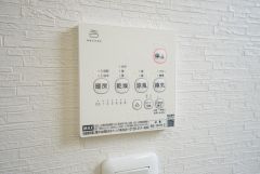 浴室暖房乾燥機付き。天候に左右されず、いつでも好きなときに洗濯物を干せるので、仕事や家事で忙しい方に重宝します。