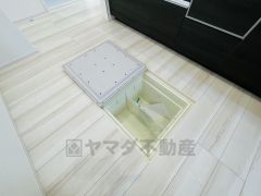 キッチンにある床下収納は居住スペースを減らさずに日用品のストックが収納可能＾＾