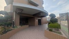 きれいに保たれたエントランスが安らぎに満ちた暮らしへ誘います。エントランスの外まで管理が行き届いた綺麗なマンションです。