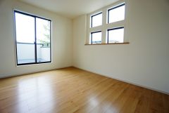 2面採光を確保した明るい室内は、風通しも良く、大変居心地の良い空間となっております。日当たりがよく、子供部屋としての利用もおすすめ。