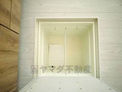 同仕様写真。キッチンにある床下収納は、居住スペースを減らさずに買い置きの調味料や非常食などを保管することができます。