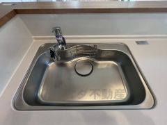 広々としたステンレスシンクには、洗剤やスポンジを収納出来るラック付き。広さも確保しているので、大きなお鍋も洗いやすいです。