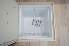 同仕様写真。キッチンにある床下収納は、居住スペースを減らさずに買い置きの調味料や非常食などを保管することができます。