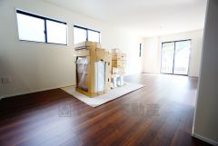 大きな窓のあるリビングは、陽光あふれる明るい空間です。居心地良く、ご家族皆がゆったり寛げる憩いの空間となりそうです。