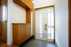 たっぷり収納できるシューズボックスです。家族全員の靴がきれいに整頓できます。棚の上にお花や写真を飾っても良いですね。