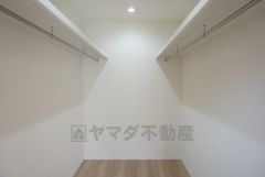 同仕様写真。収納力豊富なウォークインクローゼット。洋服や小物などを1箇所にまとめて美しい収納を実現します。