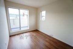 同仕様写真。住む人のこだわりを活かす洋室。日当たりがよく、寝室としての利用もおすすめ。広めのクローゼットには荷物をすっきり片付けられ、ゆとりのある暮らしが出来ます＾＾