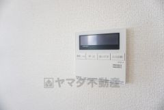 同仕様写真。キッチン横からお湯張り、追い炊き、足し湯がボタン一つで楽々操作できる給湯機リモコンです。忙しい夕飯準備の時間帯に重宝しますね。