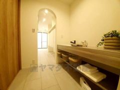 木目調カウンターとスクエアボウルが映える洗面台。インテリア性と使いやすさを兼ね備えたこだわりの空間です＾＾