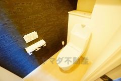 温水洗浄機付トイレです。壁リモコンタイプのウォシュレット付き。すっきりした見た目で、トイレ奥の掃除もしやすいです。
